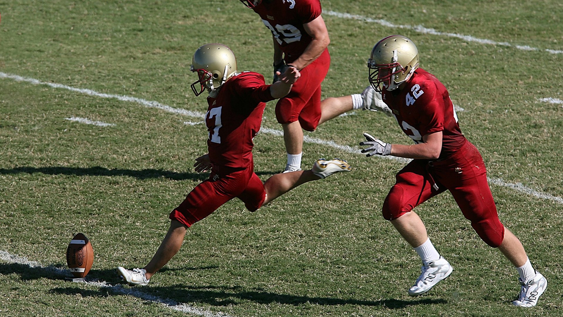 “简阳文体中心：篮球选手在赛场上挑战极限突破”